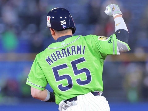 村上選手が2本のホームランを放つ