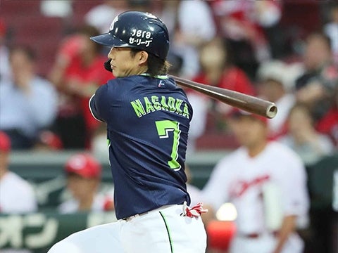 長岡選手がタイムリーを放つ