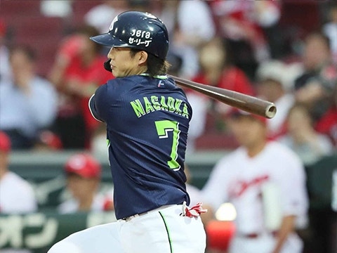 長岡選手がタイムリーを放つ