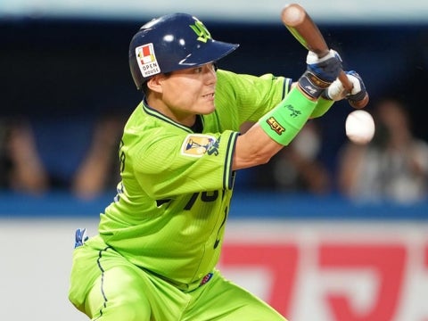 中村選手が決勝点となるスクイズを決める！