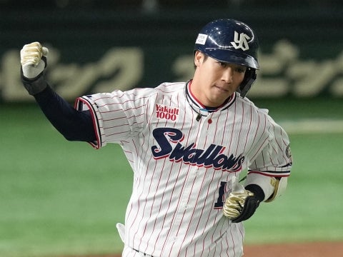 山田選手が一時同点となる1号3ランを放つ