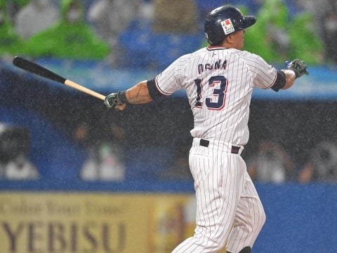 オスナ選手が17号3ランを放つ