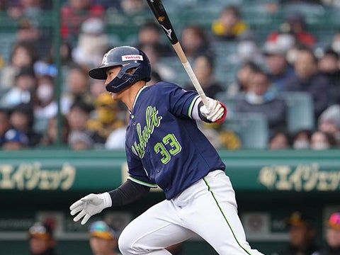 内山選手が同点のタイムリーを放つ