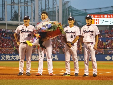 新井選手へ花束贈呈