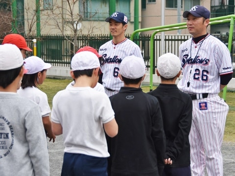 河端氏と三輪氏が江東区立扇橋小学校で打ち方指導！