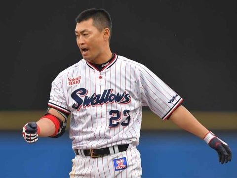 青木選手が8回に同点タイムリー内野安打