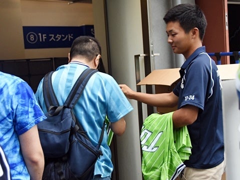 2017燕パワーユニホームをプレゼント