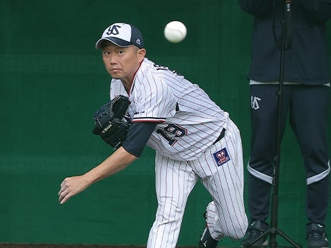 ブルペンで投げ込む石川投手