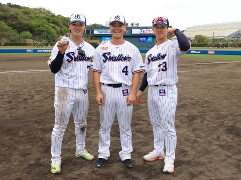 笑顔の長岡選手、丸山選手、内山選手