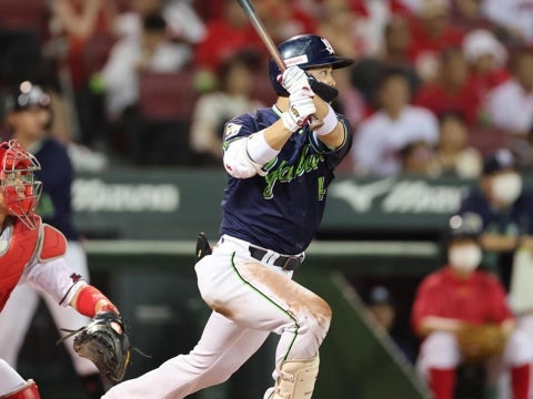 丸山和選手が反撃の2点タイムリー二塁打を放つ