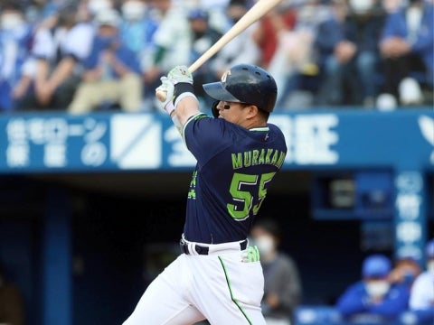 村上選手が二塁打を放つ