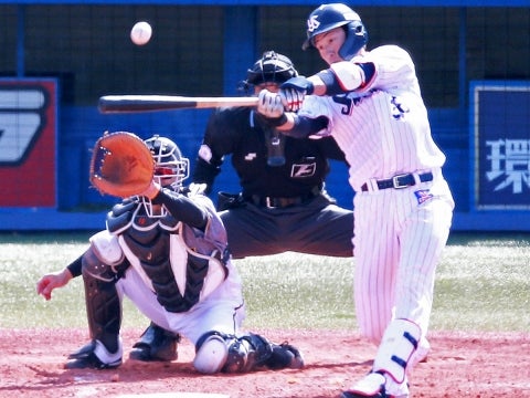 3回、ソロホームランを放つ廣岡選手