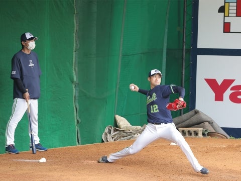 ブルペンで力強い投球を披露する石山投手