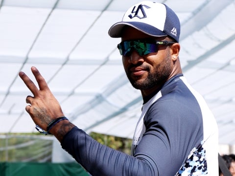 ピースサインのサンタナ選手