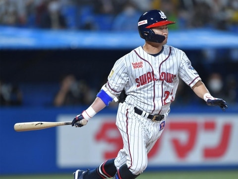 青木選手が二塁打を放つ