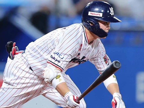 丸山和選手が同点タイムリーを放つ