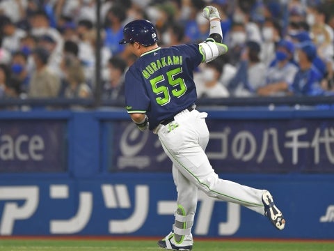 村上選手が史上最年少での通算150号ホームランを達成！チームを勝利に導く！
