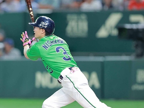 西川選手が1号3ランを放つ
