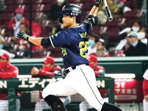 先制タイムリーを放つ