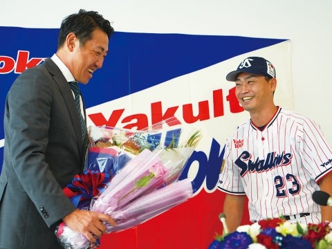 笑顔を見せる両選手