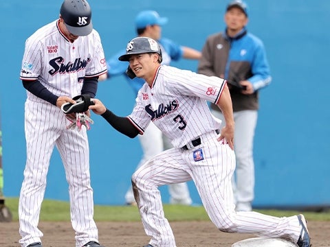 西川選手が三塁打を放つ