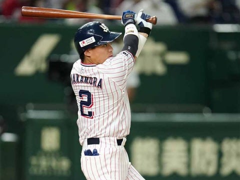 中村選手がタイムリー二塁打を放つ