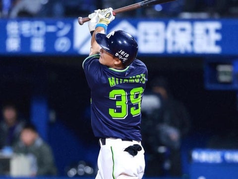 宮本選手が同点の犠牲フライを放つ