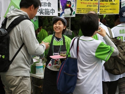 「ヤクルトのケール＆雑穀スムージー」の試飲会