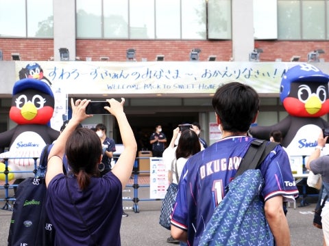 「すわろーずふぁんのみなさま～、おかえりなさい！！」