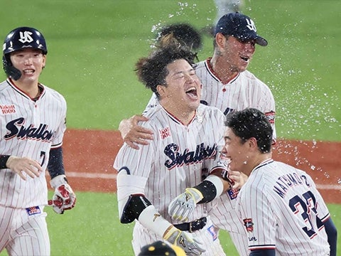 村上選手がサヨナラの一打を放つ