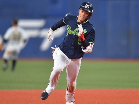塩見選手が1号ランニングホームラン！