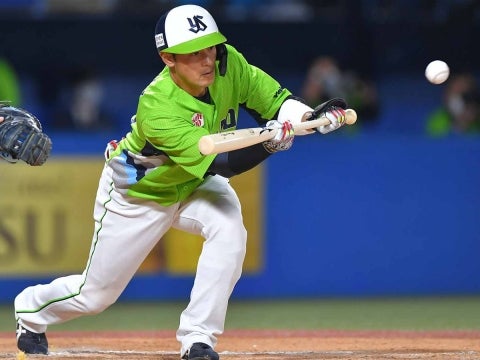 荒木選手が6回に同点に追いつくセーフティスクイズ