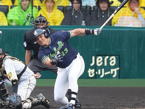 オスナ選手が追加点となるタイムリーを放つ