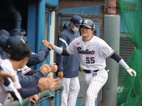 村上選手が初実戦でホームランを放つ