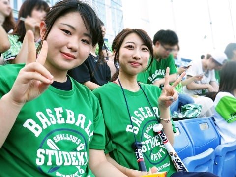 オリジナルロゴ入りのカレッジTシャツ