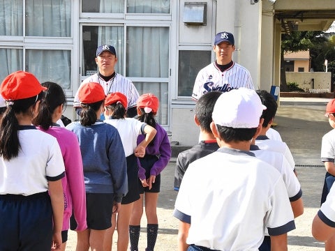 河端氏と徳山氏が狛江市立狛江第六小学校で投げ方指導！