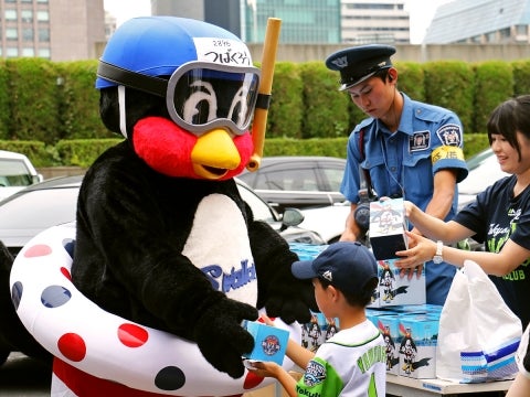 つば九郎から直接手羽渡し