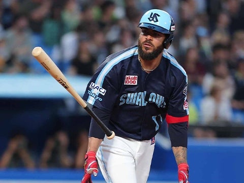 アビラ投手が来日初安打を放つ