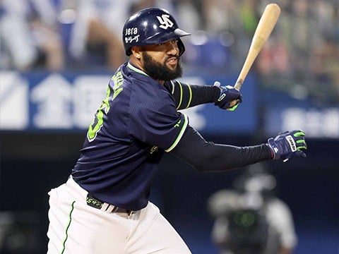 サンタナ選手が勝ち越しのタイムリー二塁打