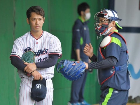 ブルペンには小川投手と古田臨時コーチ