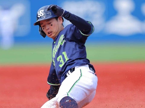 山崎選手が先制のタイムリー三塁打を放つ！