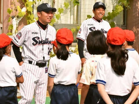 度会氏と河端氏が豊島区立豊成小学校で投げ方指導！