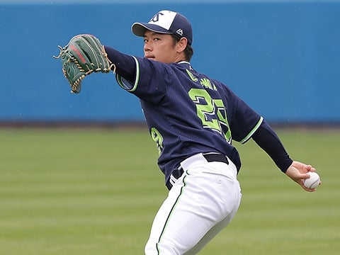 キャッチボールを行う小川投手