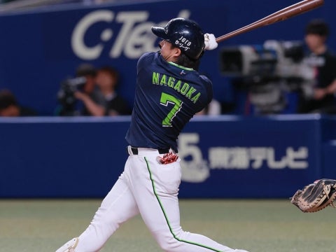 長岡選手がダメ押しの2点タイムリーを放つ！