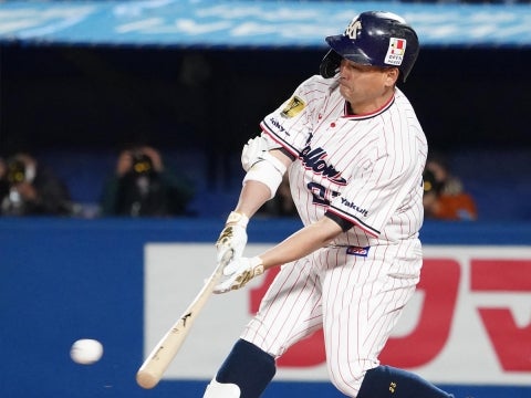 青木選手が先制タイムリーを放つ