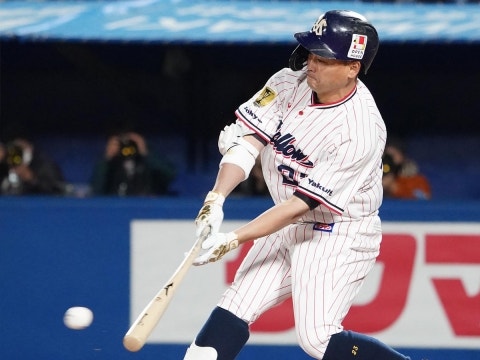 青木選手が先制タイムリーを放つ