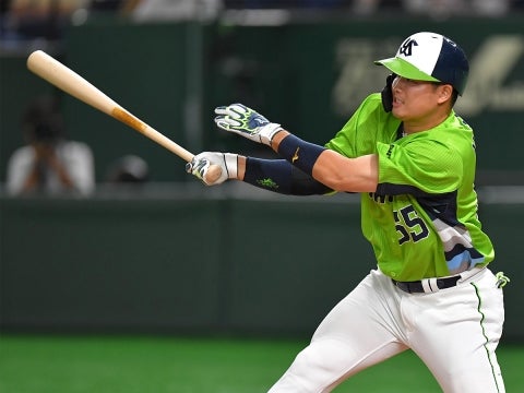 村上選手が二本のホームランを放つ！