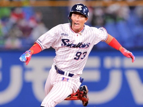 代打で二塁打を放つ