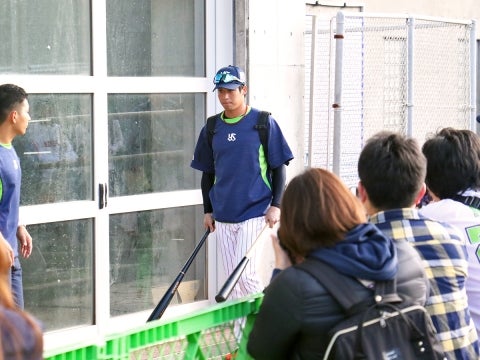 集中した表情で