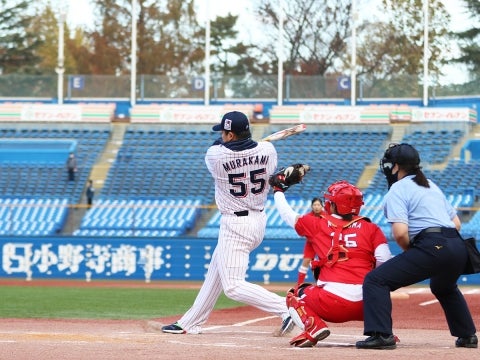村上選手とソフトボール日本代表の後藤希友投手が対決